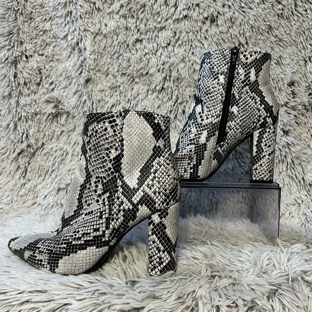 Snakeskin Print Boots Black White Heels Pointed Toe Size 7 Embossed Faux Leather